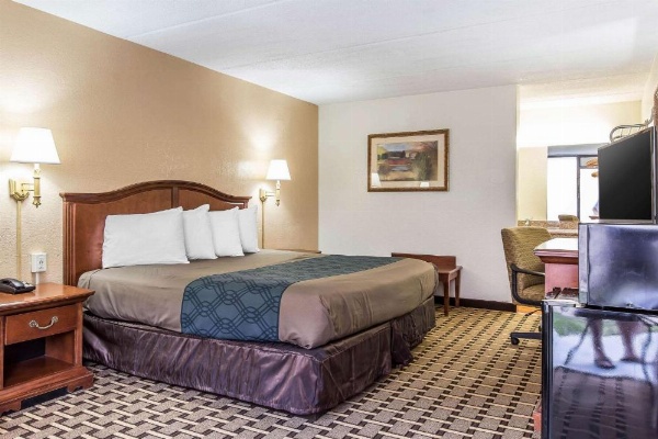 Econo Lodge Midtown image 18