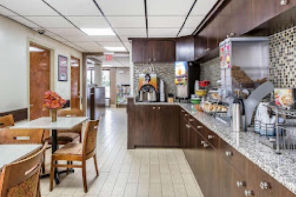 Econo Lodge Midtown image 21